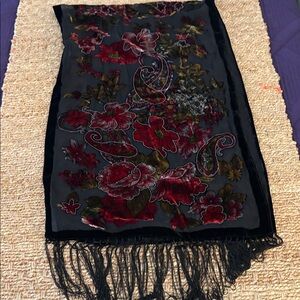 Chic Floral Velvet Burnout Fringe Scarf in Black and Red